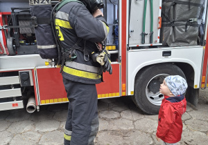 Dzielny strażak budzi podziw