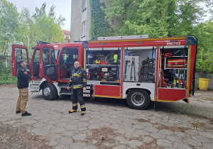 Wóz strażacki i strażacy