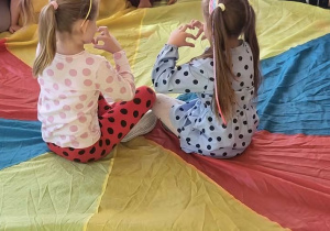 Zabawy przy piosence: "Po kole chodzi kropka"