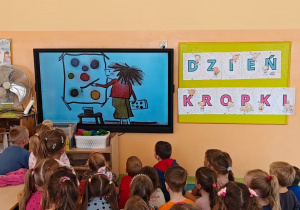 Dzieci słuchają opowiadania, pt. "Poznajcie Kropkę, czyli Vashti i jej historia"