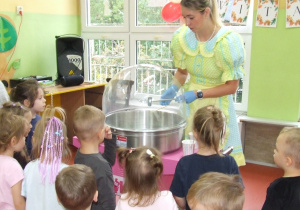 Pani robi watę cukrową, dzieci czekają.